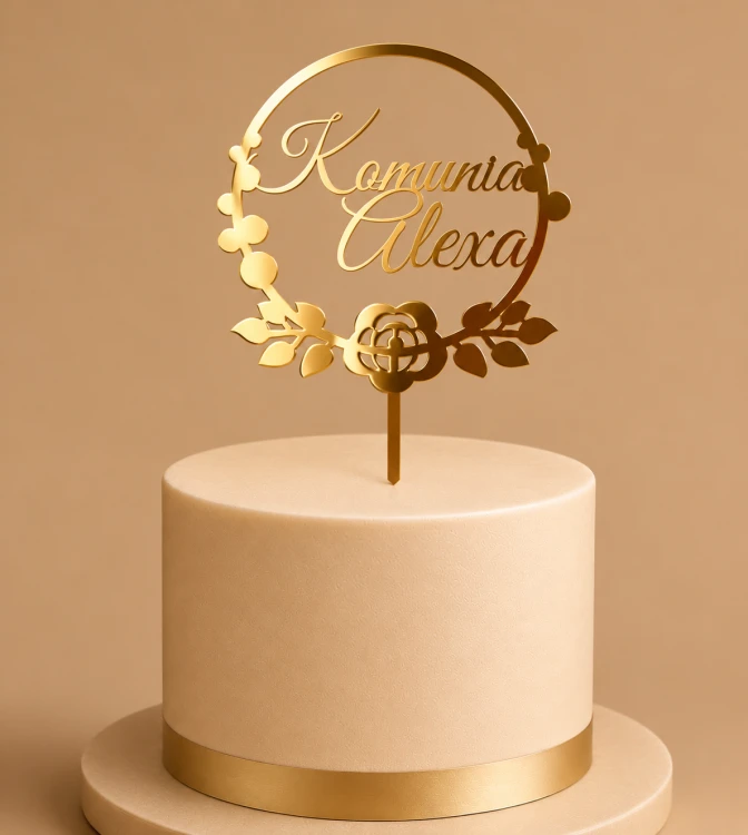 Złoty topper „Komunia + imię” na beżowym torcie.png